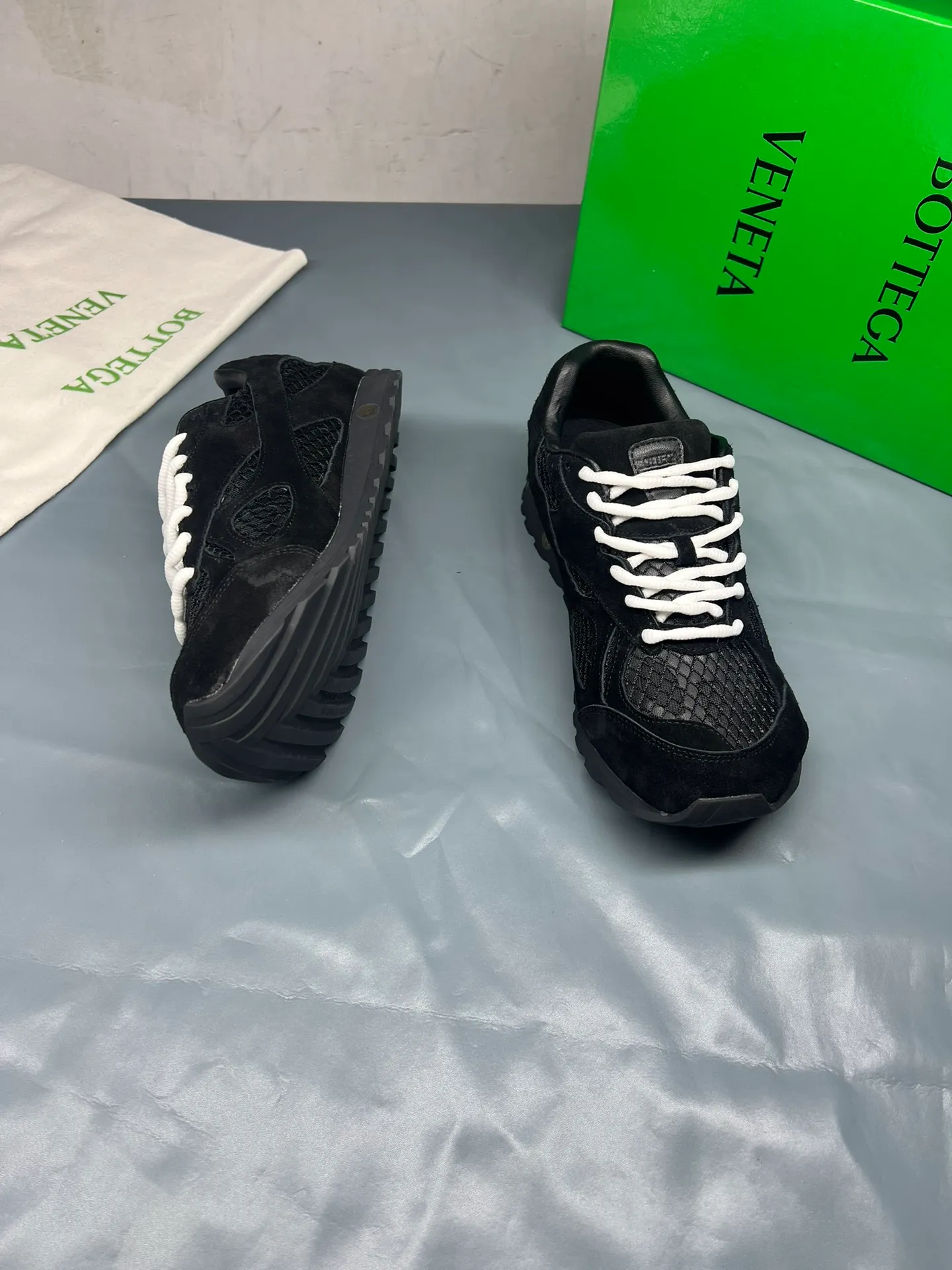 👟👟Ex-factory price 600👟👟 Men's size +10 Real photos 🔥🔥BV Orbit sneakers Wang Yibo's same style couple's dad shoes Runner sneakers, made of lightweight technical mesh fabric. Matched with geometric pattern designed rubber outsole, Wang Zha series high version. Look for the package technology. It is actually a lot taller, but the legs are still slim. Very nice, playable and durable. Matched to the standard💯 Package shoe technology. Look for the high version. The outsole is made of color-blocked TPU outsole. Women's model 35 36 37 38 39 40 41 42 (40 41 42 43 44 45 customized) (Customer logo can be accepted without refund or exchange at a favorable price) Equipped with original packaging